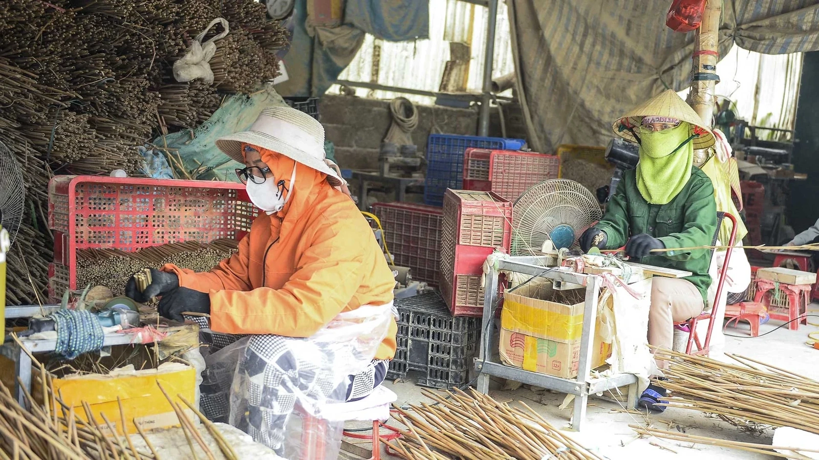 Lợi nhuận không cao, nhưng đây là sản phẩm chủ lực giúp duy trì việc làm thường xuyên cho nhiều lao động địa phương. Hiện nay, xưởng tre tạo việc làm ổn định cho 20 lao động, chủ yếu là người trên 50 tuổi, với mức lương trên 6 triệu đồng/người/tháng.