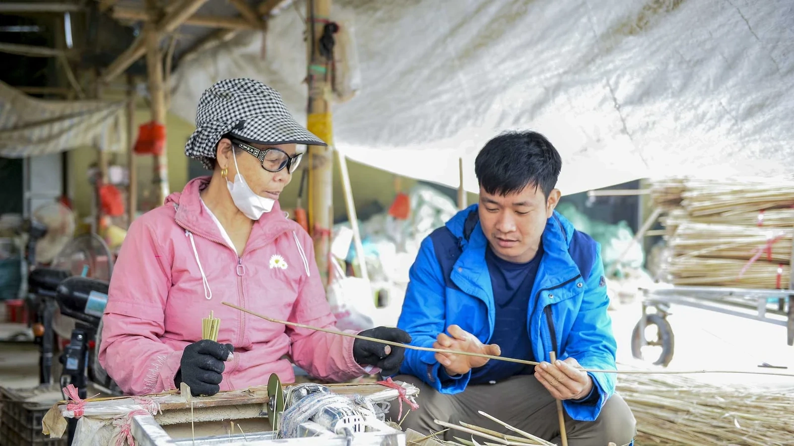 Bà Lê Thị Yên (54 tuổi) đã gắn bó với HTX tre Thăng Thọ suốt 3 năm. Công việc cắt ống hút với bà không quá nặng nhọc, chỉ cần quen tay, biết lựa cây đạt chất lượng và cắt đúng kích thước.