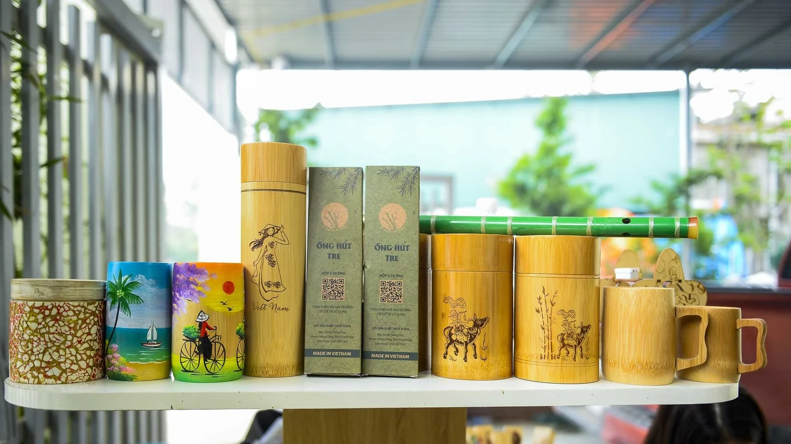 Để đáp ứng thị hiếu thị trường, Trịnh Đình Toàn tiếp tục nghiên cứu mở rộng các sản phẩm từ tre, nứa như cốc, hộp bút, hộp chè, gương, móc khóa… Trung bình mỗi tháng, HTX xuất bán khoảng 500.000 ống hút và gần 10.000 sản phẩm thủ công, doanh thu đạt từ 400 - 600 triệu đồng.