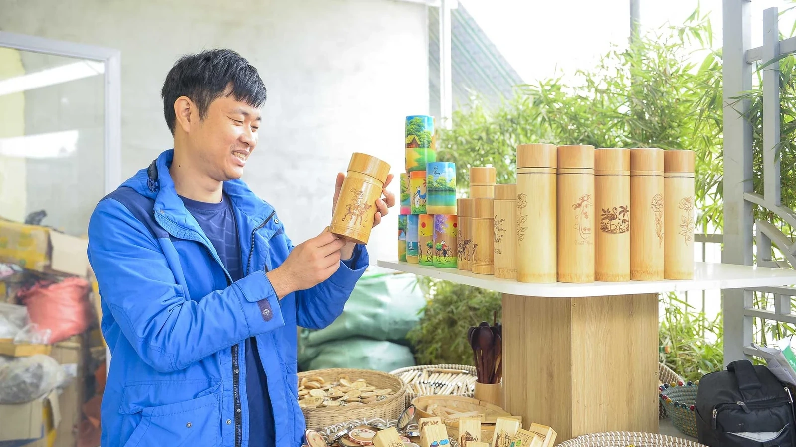 Khởi nghiệp từ tre luồng, nứa tép bản địa ở quê nhà xứ Thanh, Trịnh Đình Toàn, sinh năm 1990 ở xã Thăng Bình (Thanh Hóa) từng bước tham gia chuỗi cung ứng xuất khẩu. Hiện mỗi tháng, hàng trăm nghìn ống hút tre được xuất sang thị trường Úc và Canada, mang lại doanh thu ổn định và tạo việc làm cho lao động nông thôn.