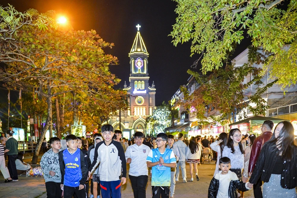 Hàng nghìn người đón Giáng sinh tại Nhà thờ Chính tòa Thanh Hóa