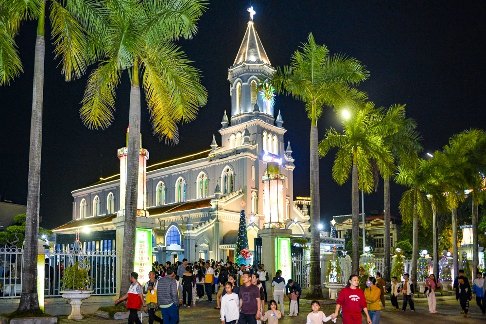 Hàng nghìn người đón Giáng sinh tại Nhà thờ Chính tòa Thanh Hóa