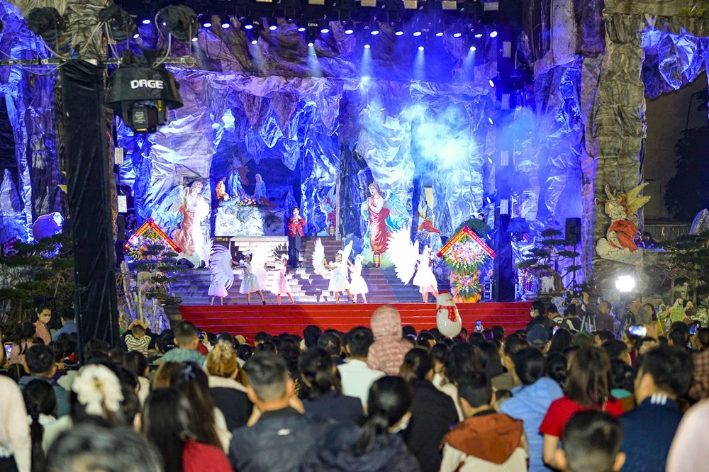 Hàng nghìn người đón Giáng sinh tại Nhà thờ Chính tòa Thanh Hóa