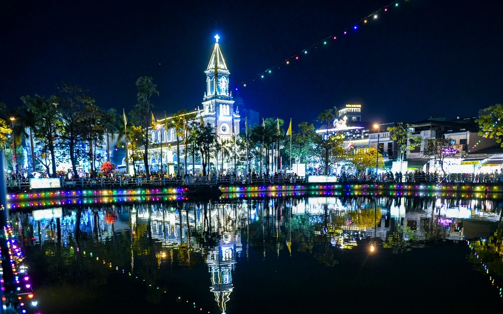 Hàng nghìn người đón Giáng sinh tại Nhà thờ Chính tòa Thanh Hóa