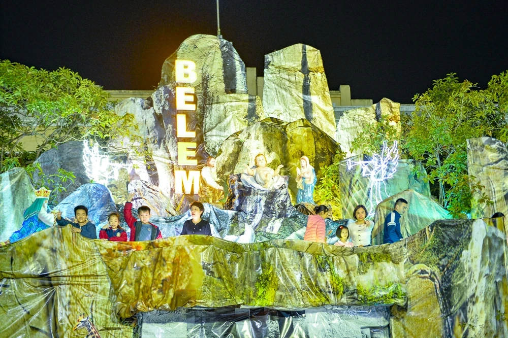 Hàng nghìn người đón Giáng sinh tại Nhà thờ Chính tòa Thanh Hóa