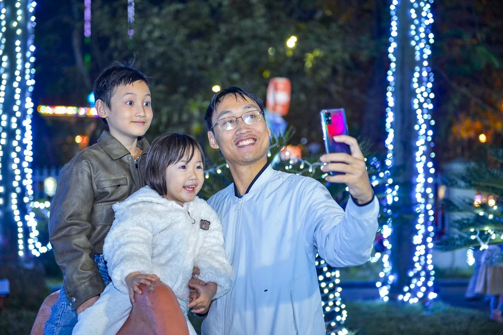 Hàng nghìn người đón Giáng sinh tại Nhà thờ Chính tòa Thanh Hóa