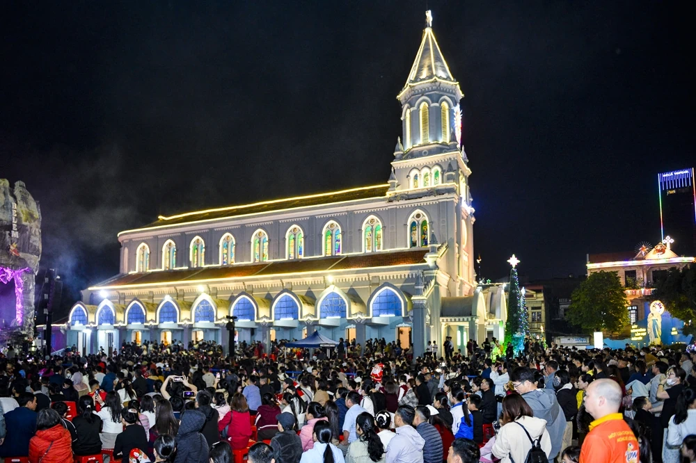 Hàng nghìn người đón Giáng sinh tại Nhà thờ Chính tòa Thanh Hóa