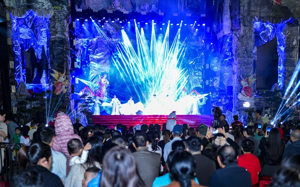 Hàng nghìn người đón Giáng sinh tại Nhà thờ Chính tòa Thanh Hóa