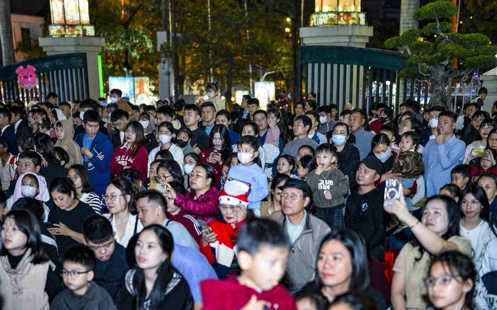 Hàng nghìn người đón Giáng sinh tại Nhà thờ Chính tòa Thanh Hóa