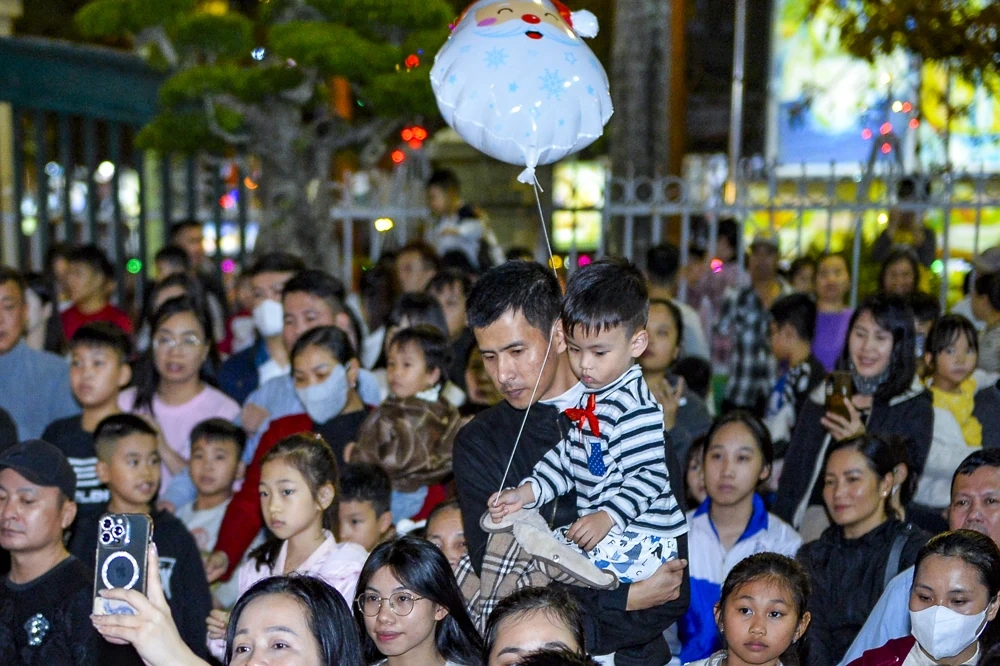 Hàng nghìn người đón Giáng sinh tại Nhà thờ Chính tòa Thanh Hóa