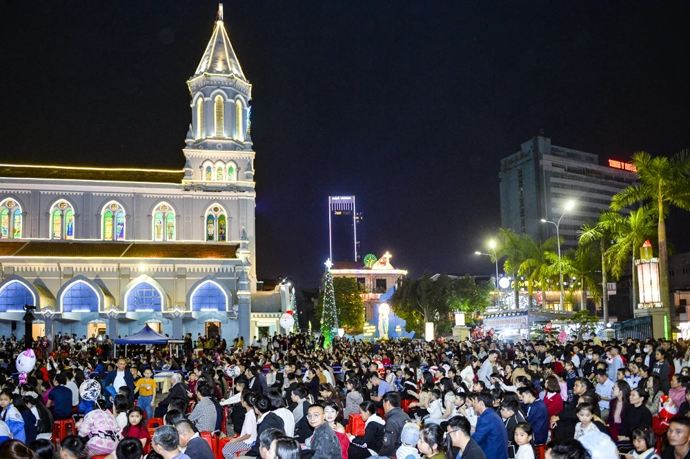 Hàng nghìn người đón Giáng sinh tại Nhà thờ Chính tòa Thanh Hóa