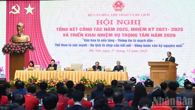 Xây dựng con người Việt Nam phát triển toàn diện, môi trường văn hóa nhân văn, văn minh và hiện đại