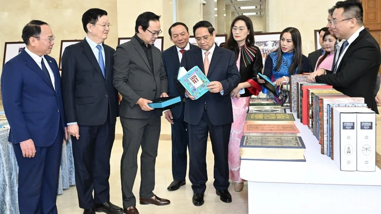 Xây dựng con người Việt Nam phát triển toàn diện, môi trường văn hóa nhân văn, văn minh và hiện đại