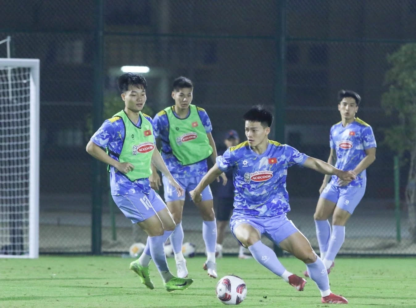 U23 Việt Nam rèn chiến thuật tại Qatar; Arsenal chiếm đỉnh bảng Ngoại hạng Anh