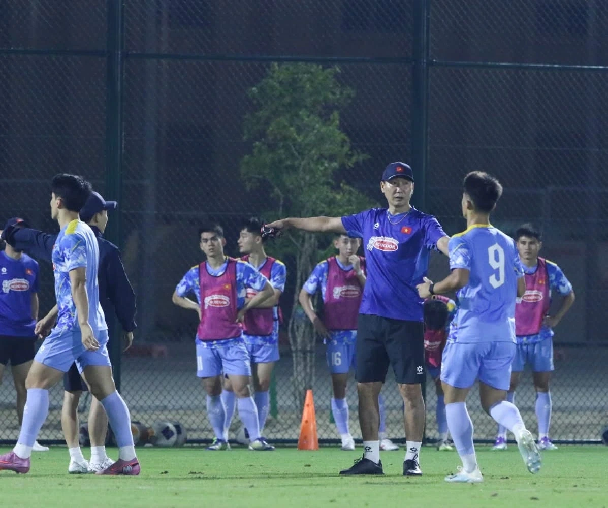 U23 Việt Nam rèn chiến thuật tại Qatar; Arsenal chiếm đỉnh bảng Ngoại hạng Anh