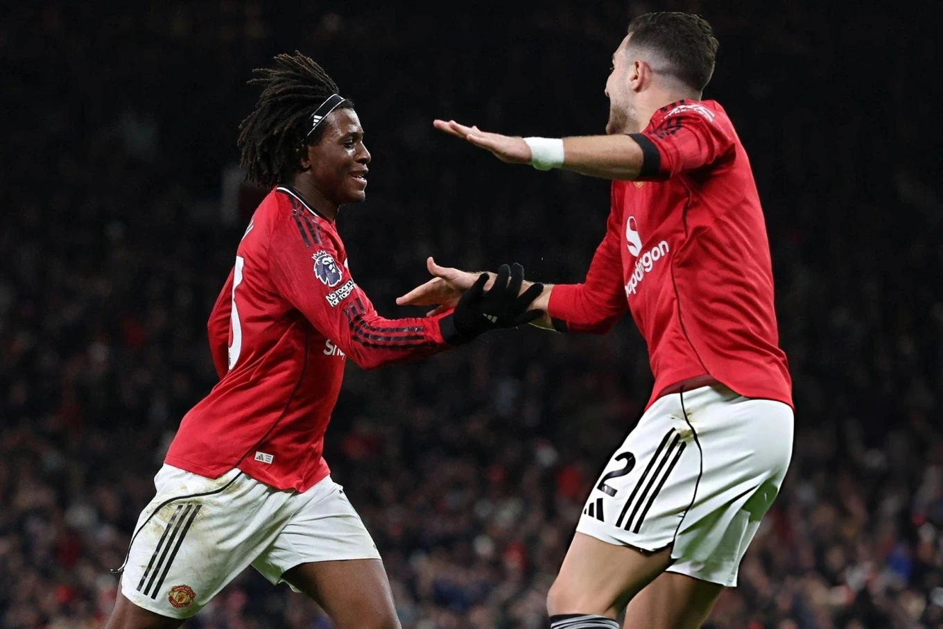 Hoàng Đức giành Quả bóng Vàng; Man Utd thắng nghẹt thở