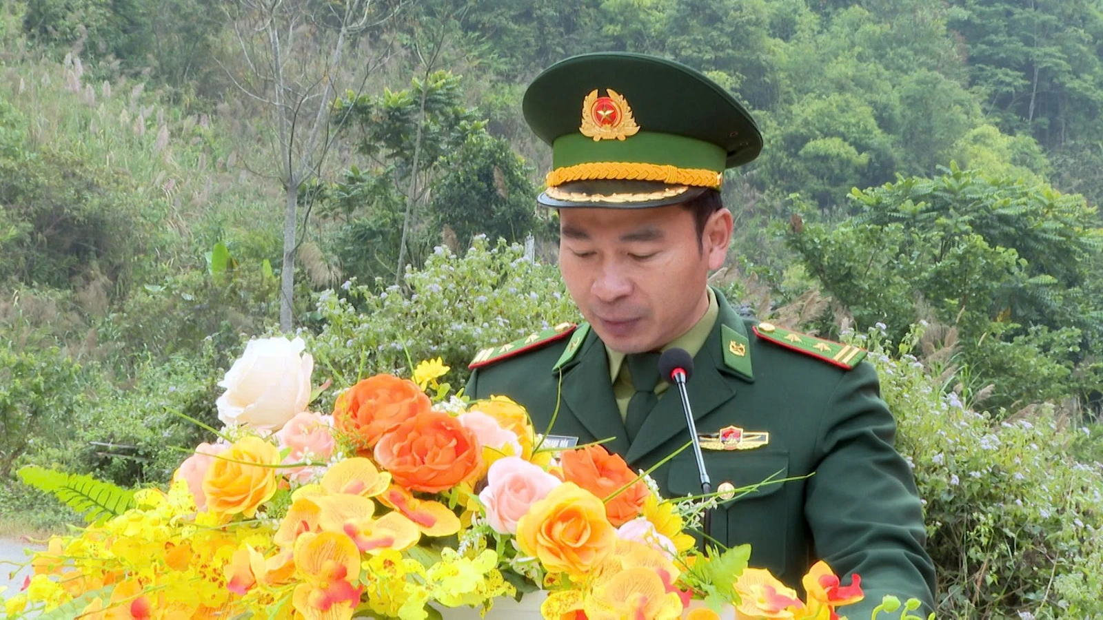 Đồn Biên phòng Quang Chiểu cắt băng khánh thành cổng chào Pù Đứa