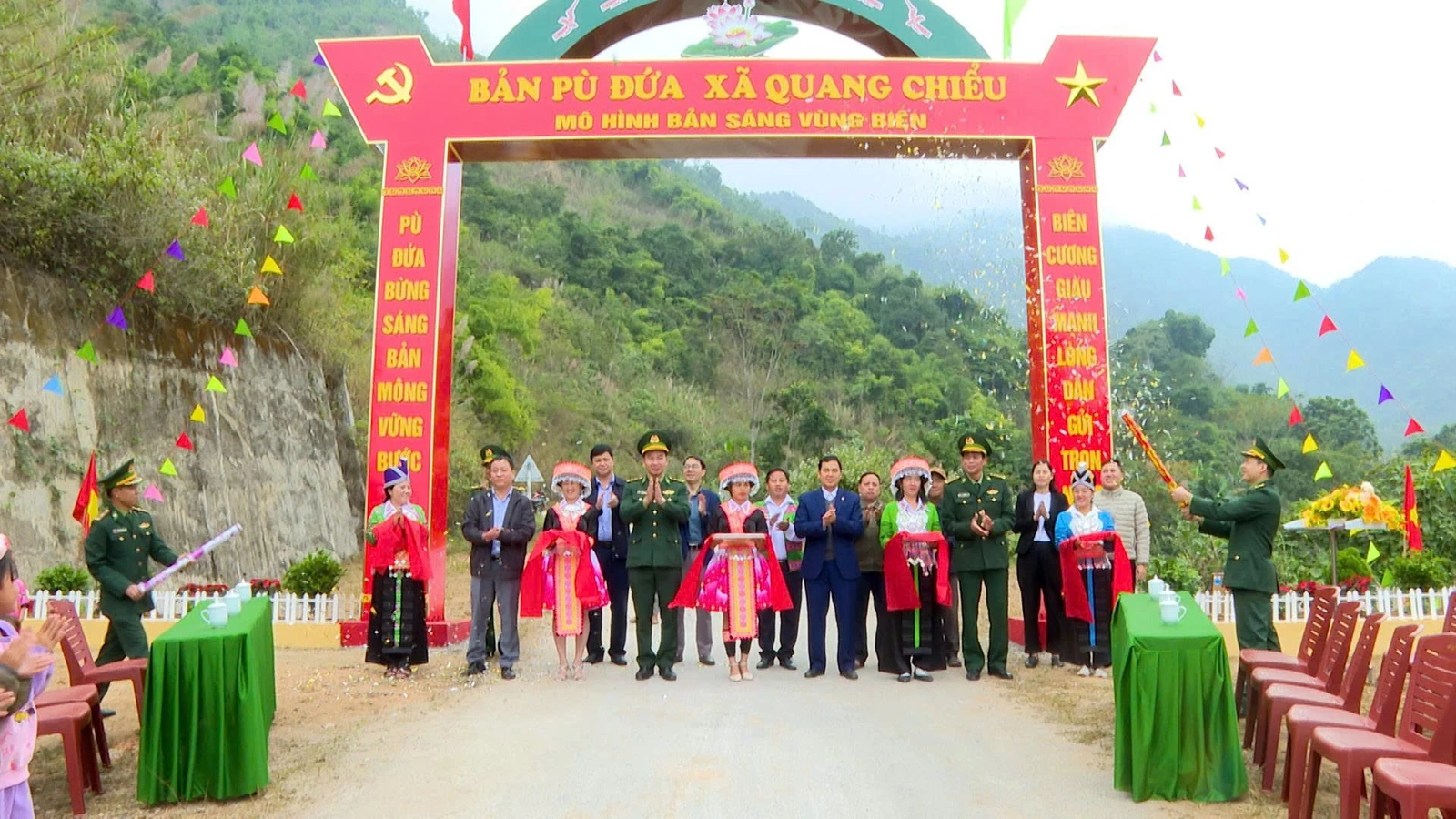 Đồn Biên phòng Quang Chiểu cắt băng khánh thành cổng chào Pù Đứa