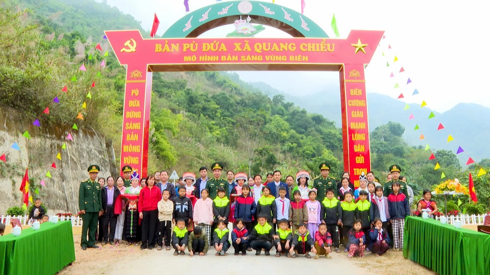 Đồn Biên phòng Quang Chiểu cắt băng khánh thành cổng chào Pù Đứa