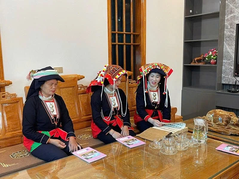 Người có uy tín vận động Nhân dân giữ gìn bản sắc văn hóa dân tộc