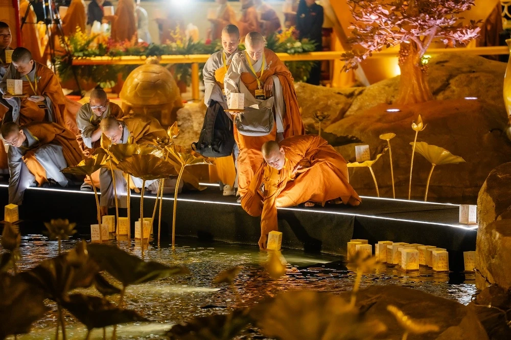 Tôn tượng Đức Phật Câu Na Hàm Mâu Ni trên đỉnh Bà Đen đón khách tham quan, chiêm bái kể từ 1/1/2026