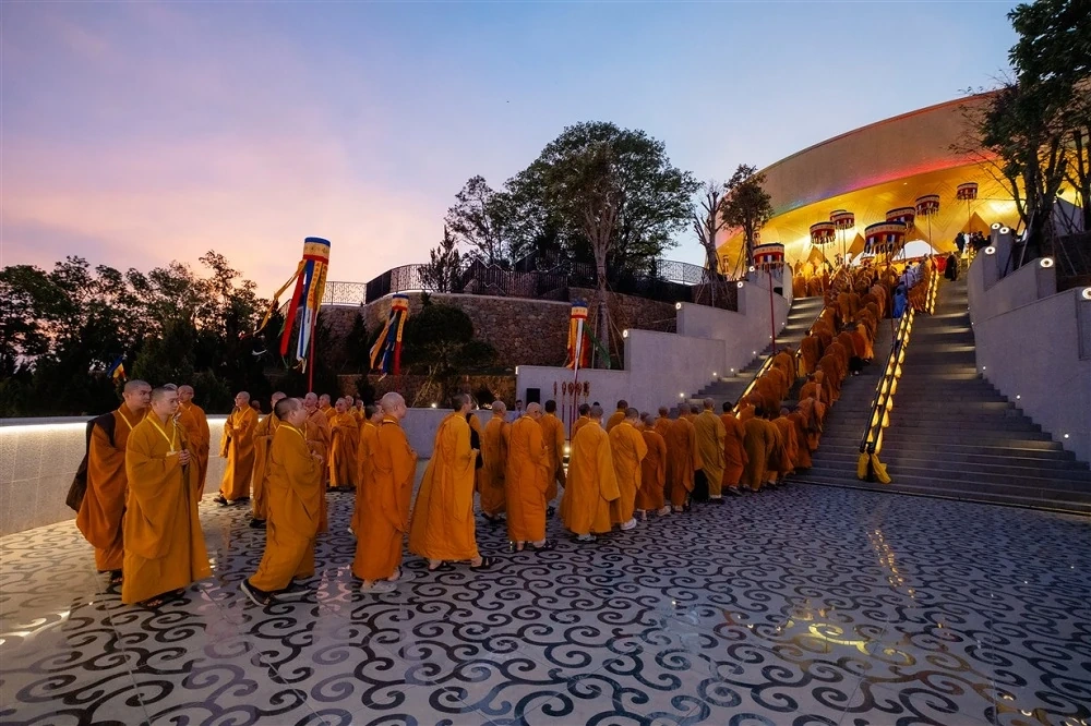 Tôn tượng Đức Phật Câu Na Hàm Mâu Ni trên đỉnh Bà Đen đón khách tham quan, chiêm bái kể từ 1/1/2026
