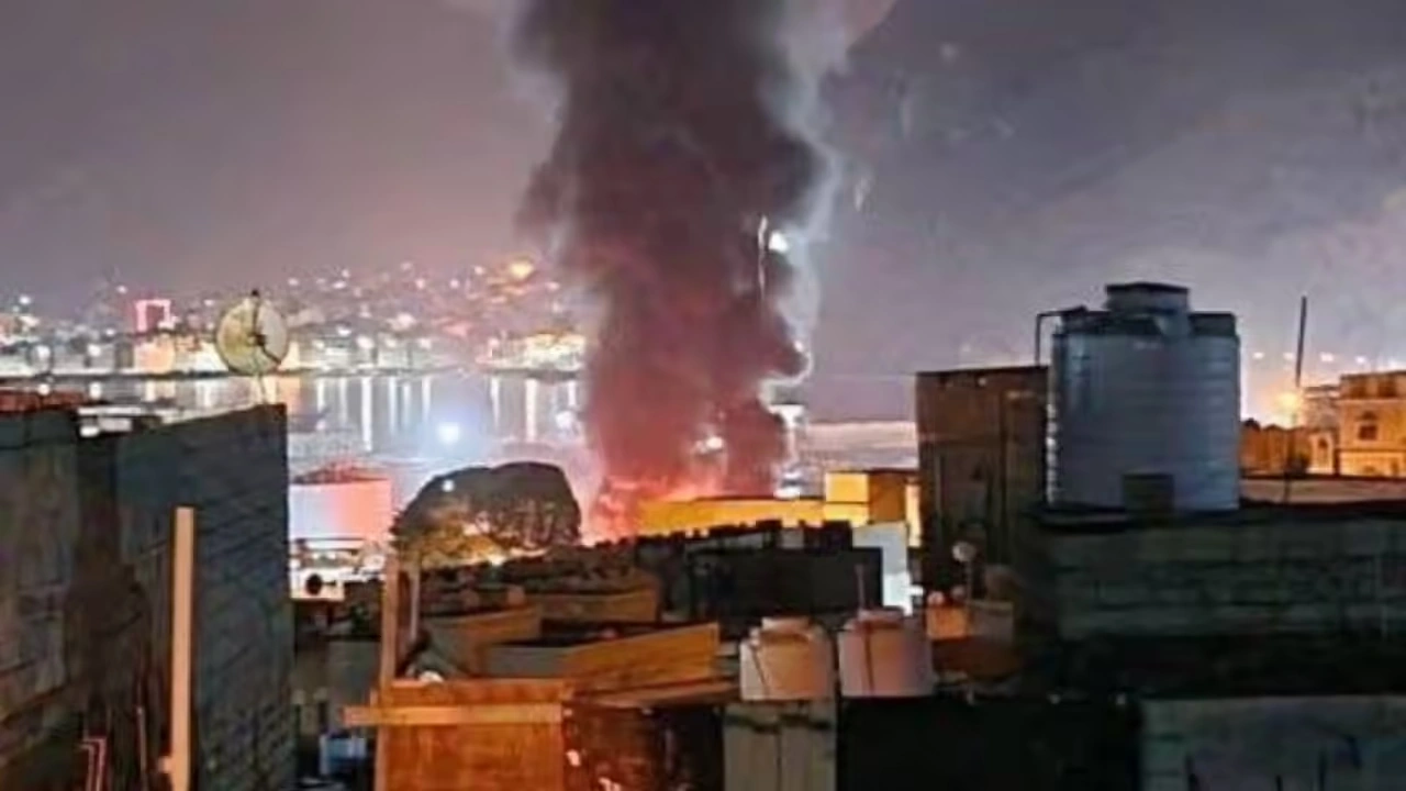 Liên minh do Saudi Arabia dẫn đầu không kích cảng Mukalla của Yemen