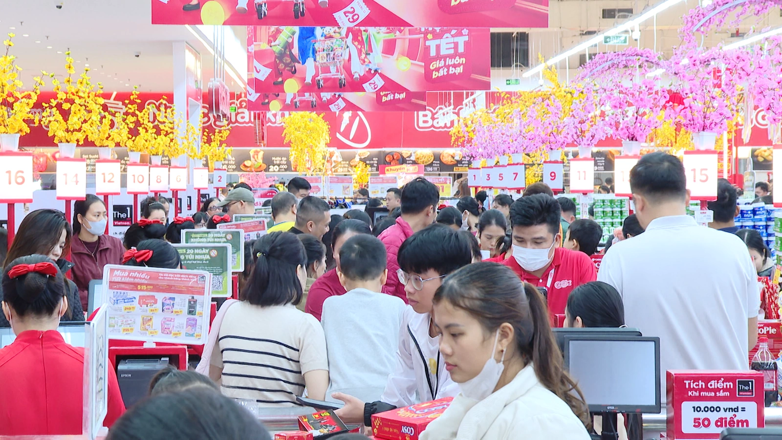 Siêu thị, trung tâm thương mại đông kín khách trong dịp Tết Dương lịch 2026