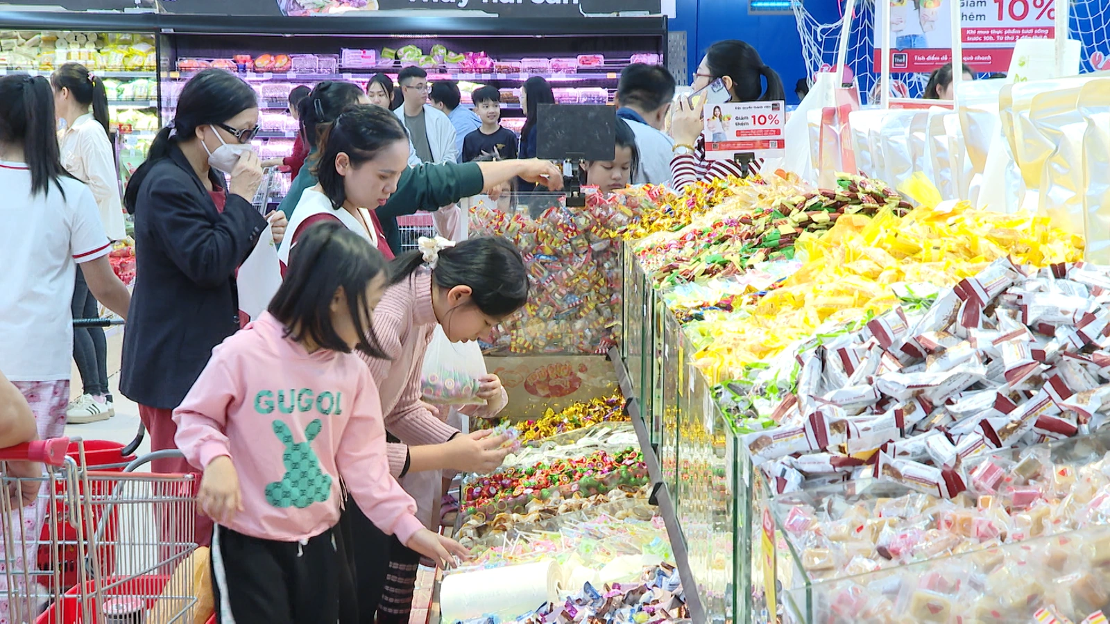 Siêu thị, trung tâm thương mại đông kín khách trong dịp Tết Dương lịch 2026