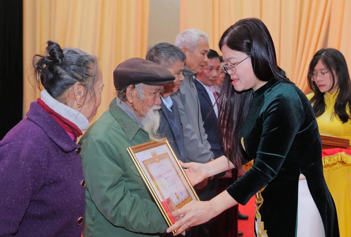 Đảng bộ xã Lưu Vệ trao Huy hiệu Đảng và bồi dưỡng văn hóa công vụ cho cán bộ chủ chốt