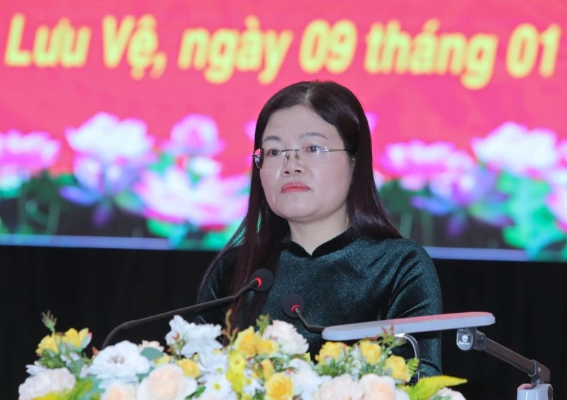 Đảng bộ xã Lưu Vệ trao Huy hiệu Đảng và bồi dưỡng văn hóa công vụ cho cán bộ chủ chốt