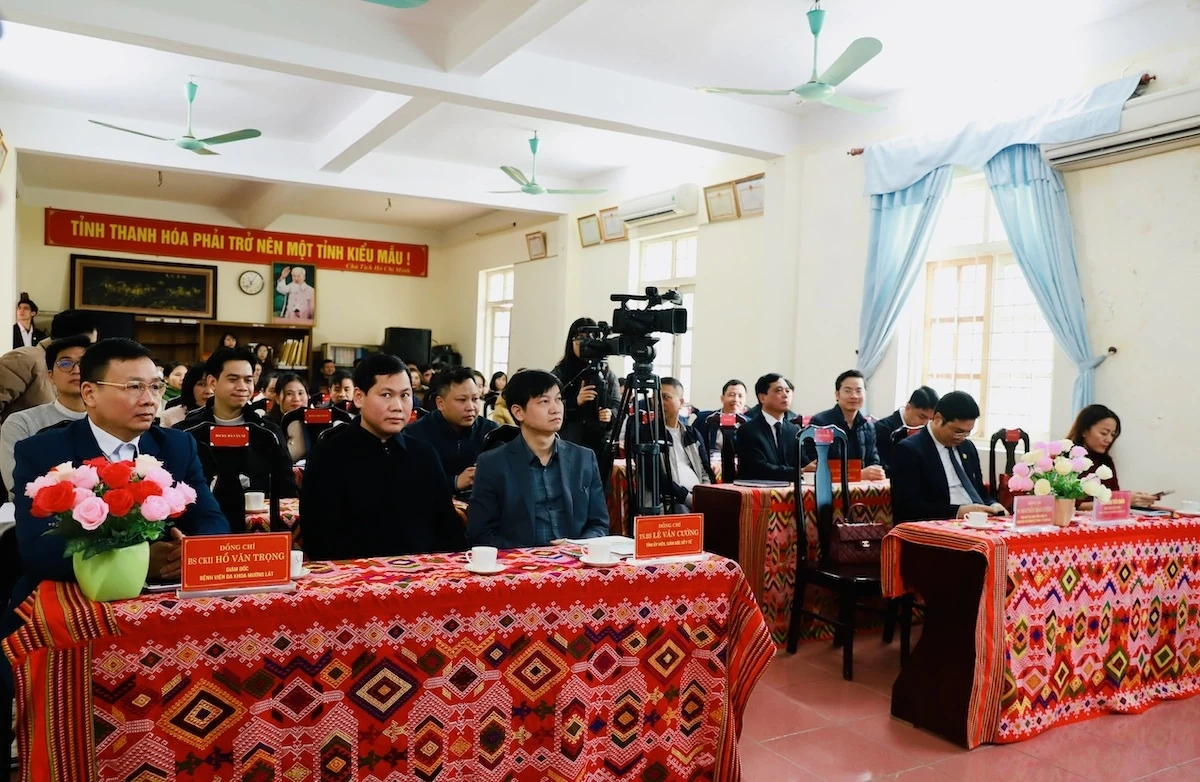 Tặng thiết bị và gói tập huấn chuyên môn cho Bệnh viện Đa khoa Mường Lát