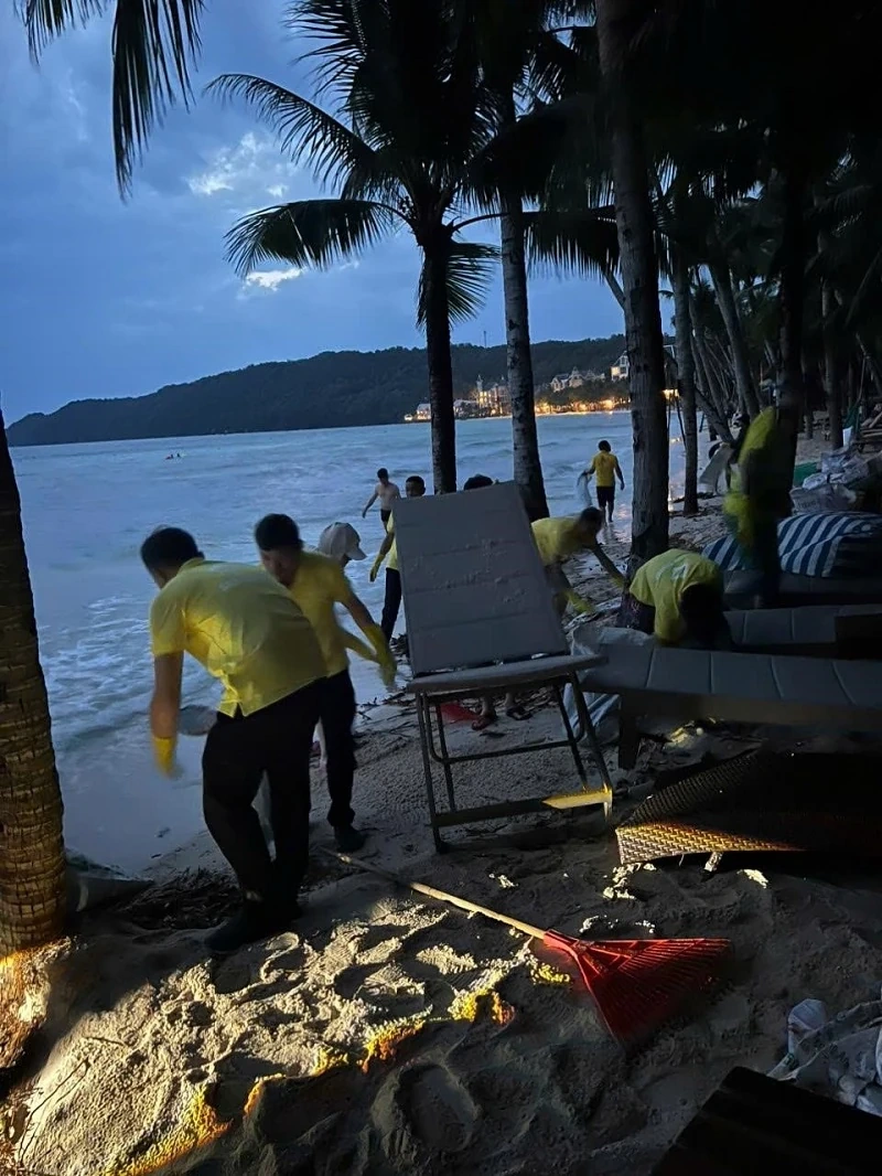 Phú Quốc cấp tập hàng giờ ra quân làm sạch bãi biển mùa gió chướng