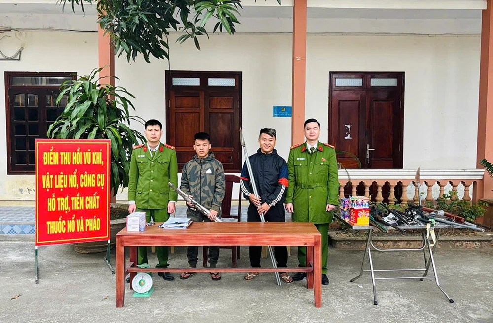 Công an xã Kim Tân tăng cường thu hồi vũ khí, vật liệu nổ và pháo