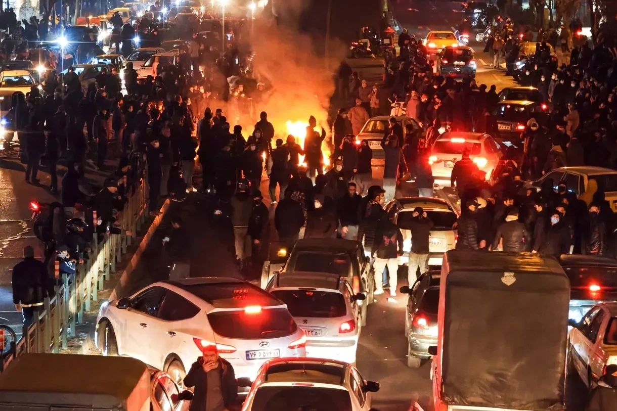 Iran đóng cửa không phận, nhiều nước kêu gọi công dân rời khỏi quốc gia hồi giáo