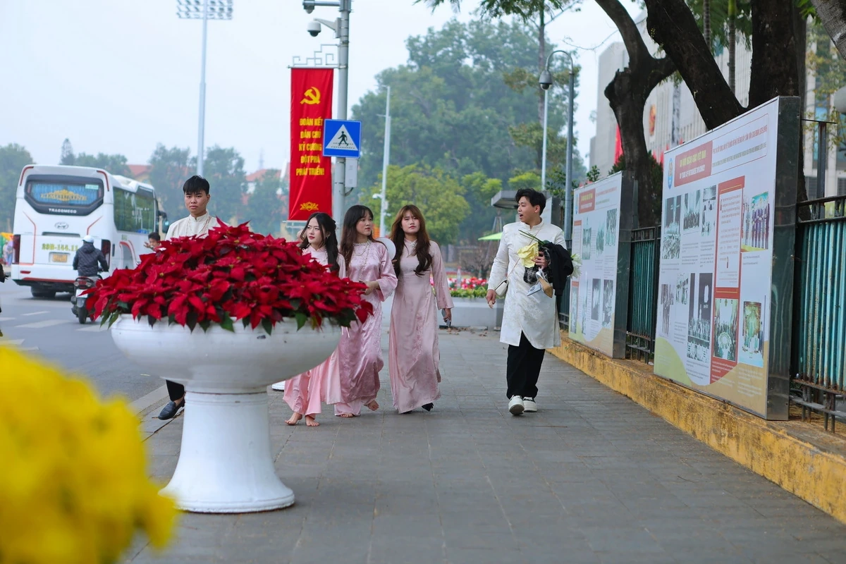 Thủ đô Hà Nội rực rỡ cờ hoa chào mừng Đại hội biểu toàn quốc lần thứ XIV của Đảng