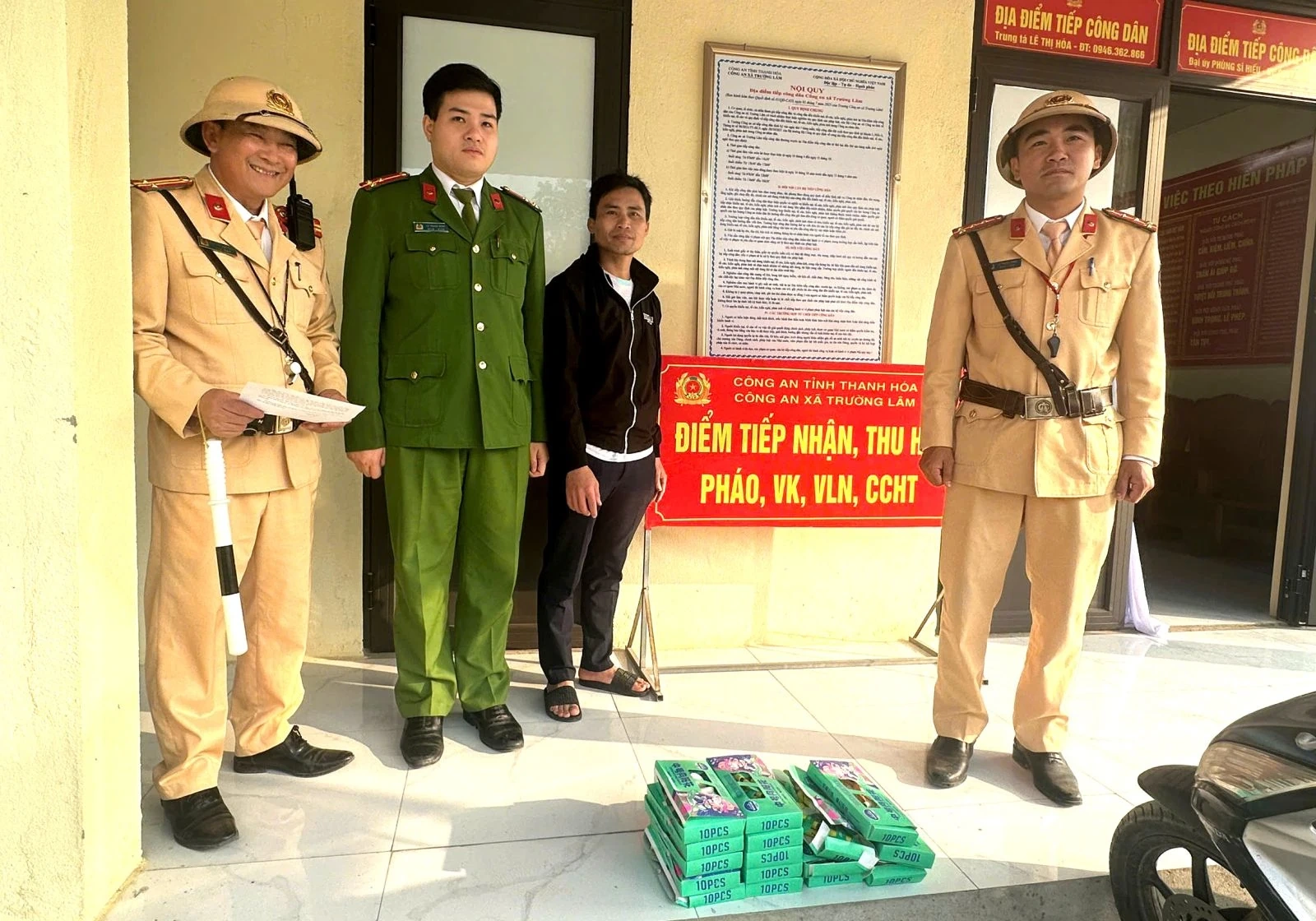 Cảnh sát giao thông tiếp nhận các loại pháo, vật liệu nổ do người dân giao nộp