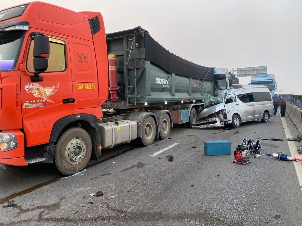 Phó Chủ tịch Thường trực UBND tỉnh thăm hỏi, động viên nạn nhân bị thương trong vụ tai nạn giao thông đặc biệt nghiêm trọng trên cao tốc Bắc - Nam