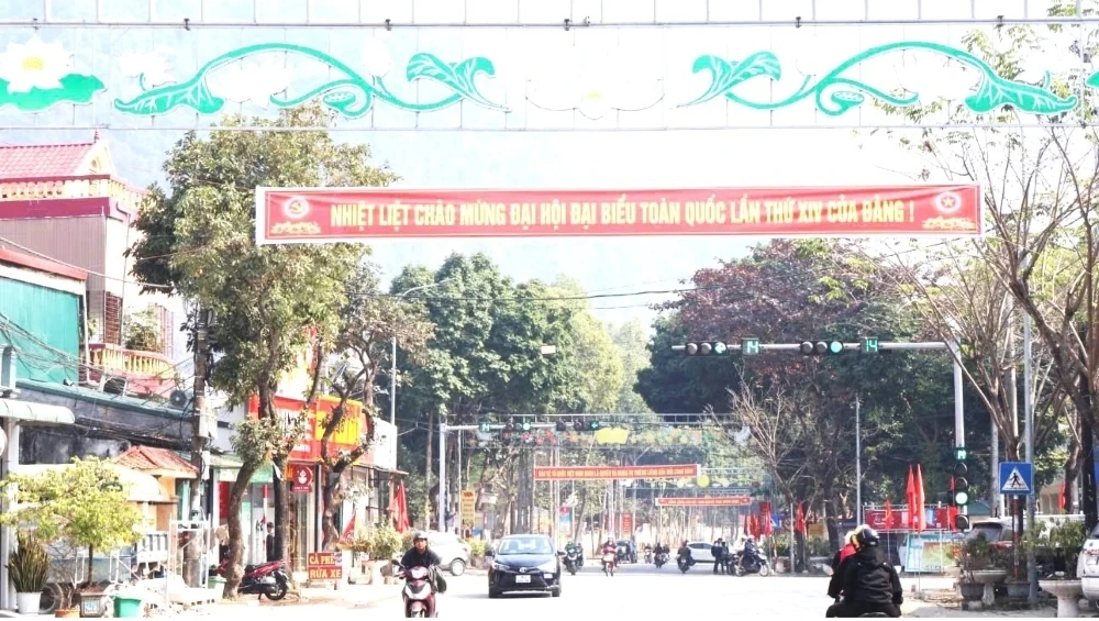 Phố phường, làng mạc “khoác áo mới” trước thềm Đại hội