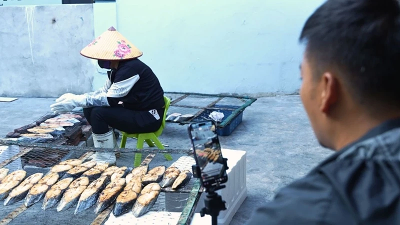 Ngư dân “đỏ lửa” ngày đêm chuẩn bị hàng phục vụ tết