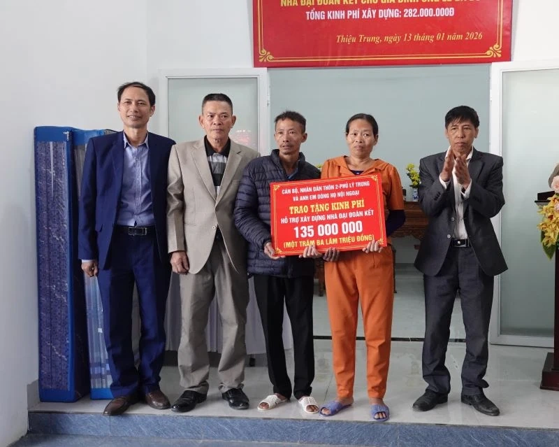 Xã Thiệu Trung trao kinh phí hỗ trợ xây nhà cho hộ có hoàn cảnh khó khăn