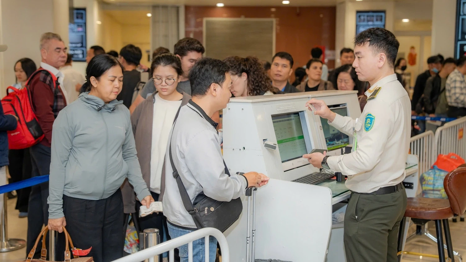 Nhiều chặng đã hết chỗ, giá vé máy bay Tết Nguyên đán cao ngất ngưởng