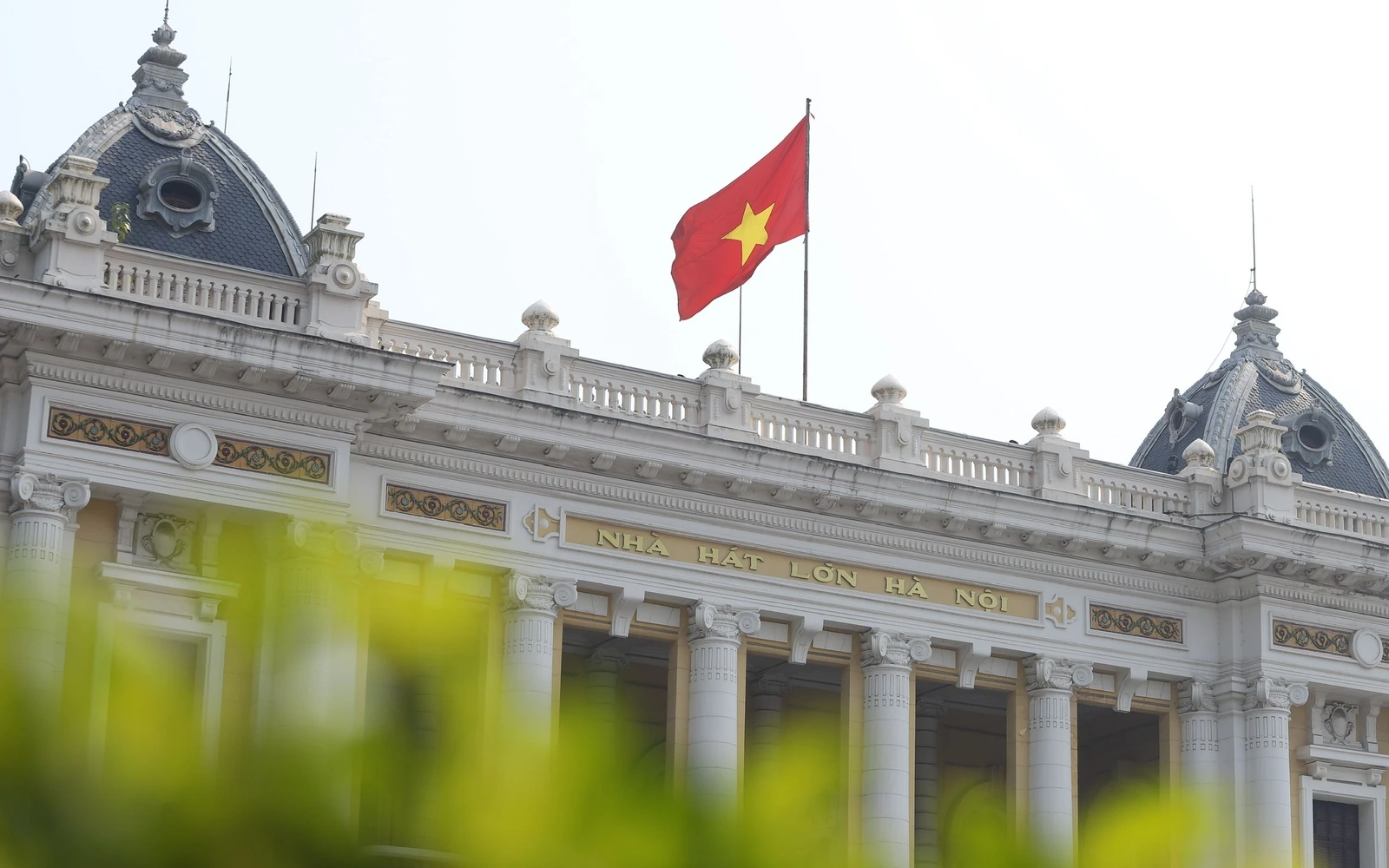 Hà Nội rực rỡ sắc đỏ cờ Đảng, cờ Tổ quốc chào mừng Đại hội XIV