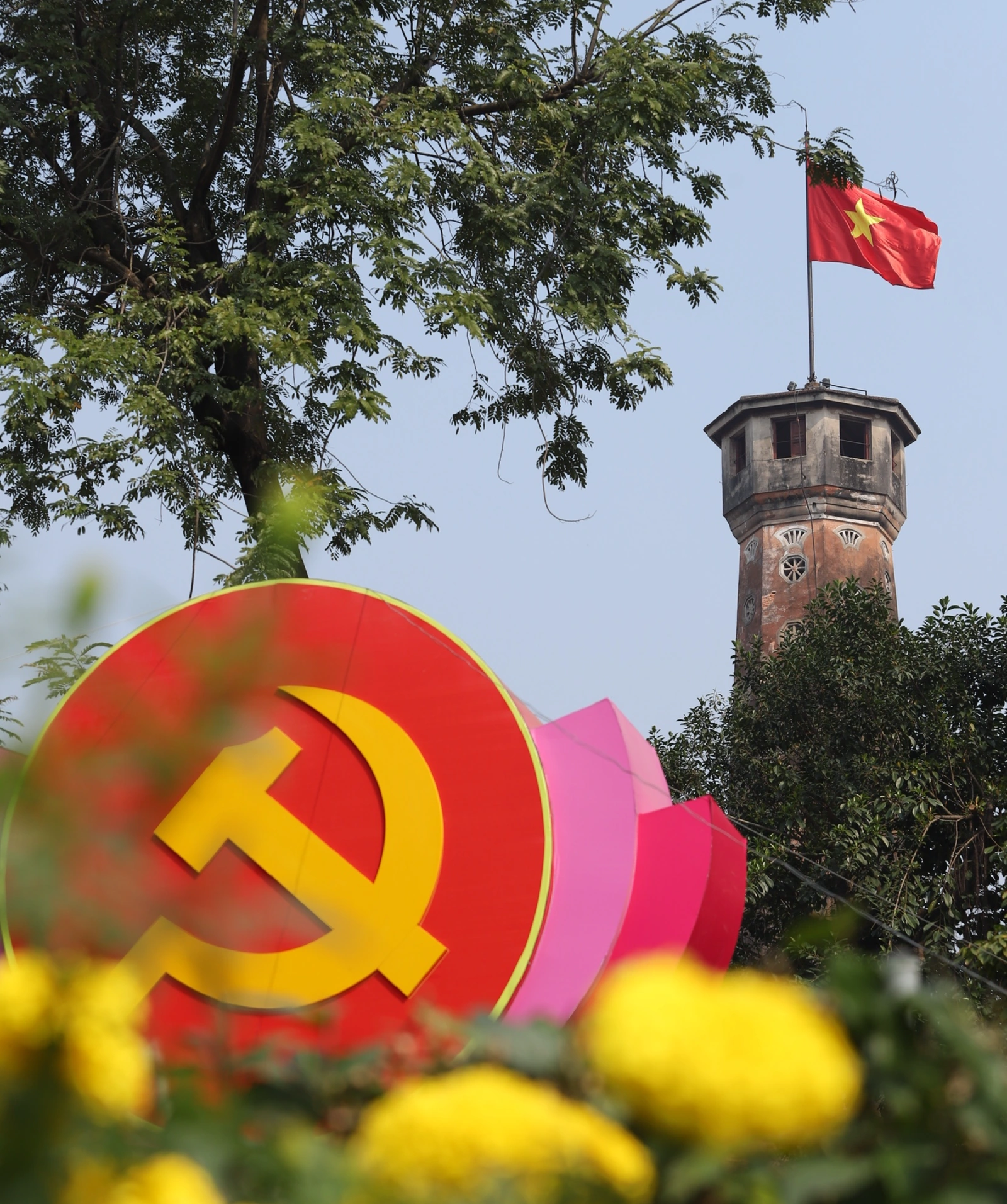 Hà Nội rực rỡ sắc đỏ cờ Đảng, cờ Tổ quốc chào mừng Đại hội XIV