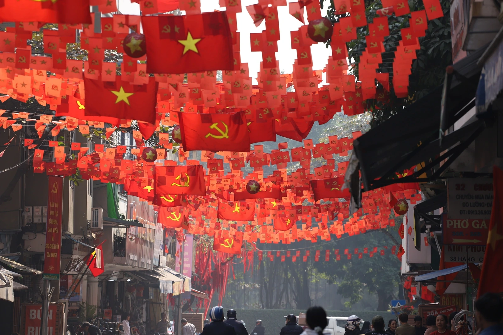 Hà Nội rực rỡ sắc đỏ cờ Đảng, cờ Tổ quốc chào mừng Đại hội XIV