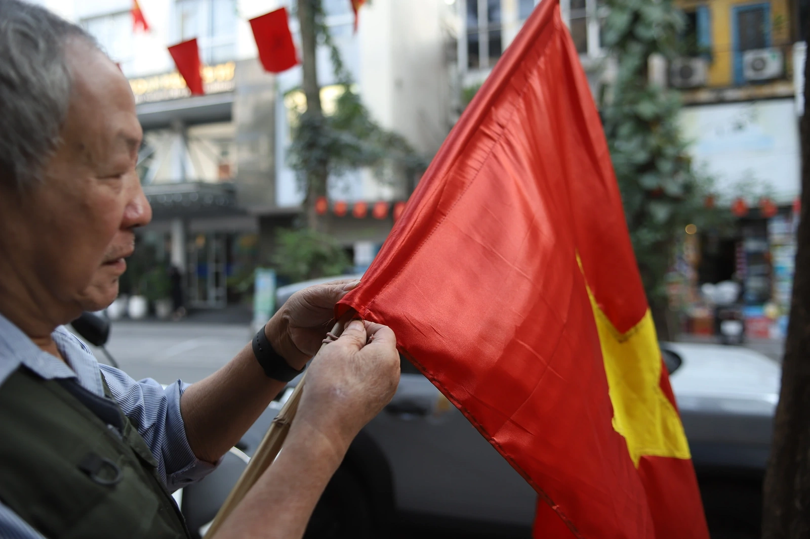 Hà Nội rực rỡ sắc đỏ cờ Đảng, cờ Tổ quốc chào mừng Đại hội XIV