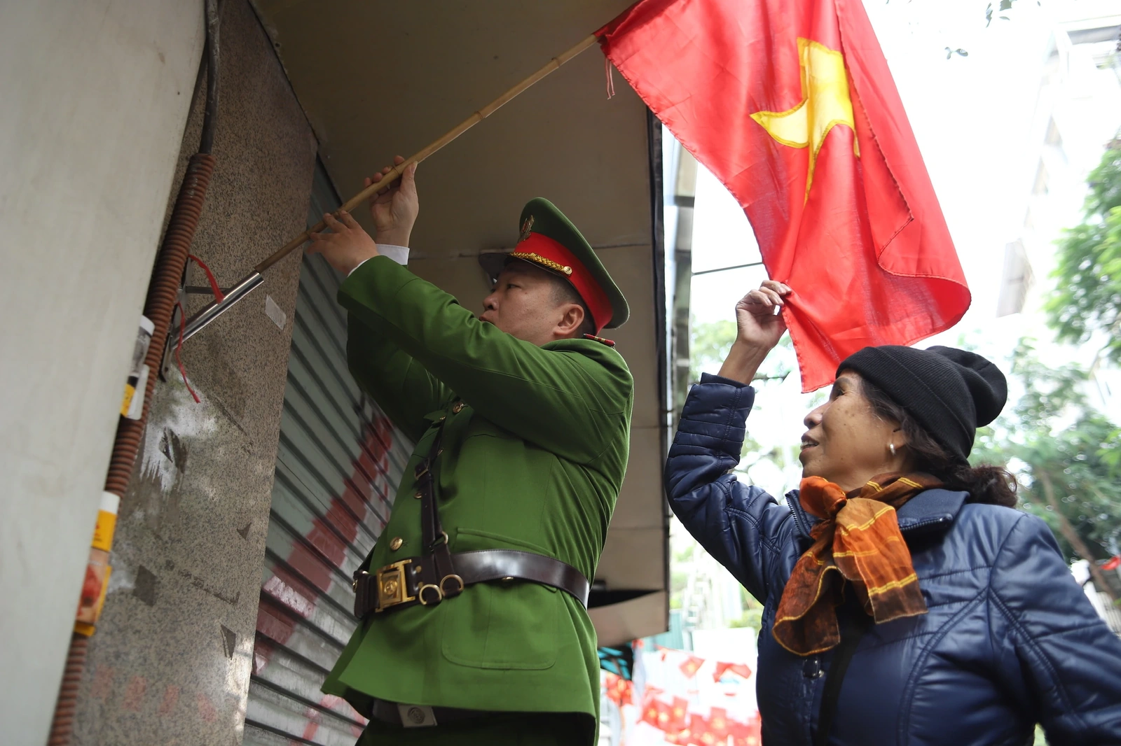 Hà Nội rực rỡ sắc đỏ cờ Đảng, cờ Tổ quốc chào mừng Đại hội XIV