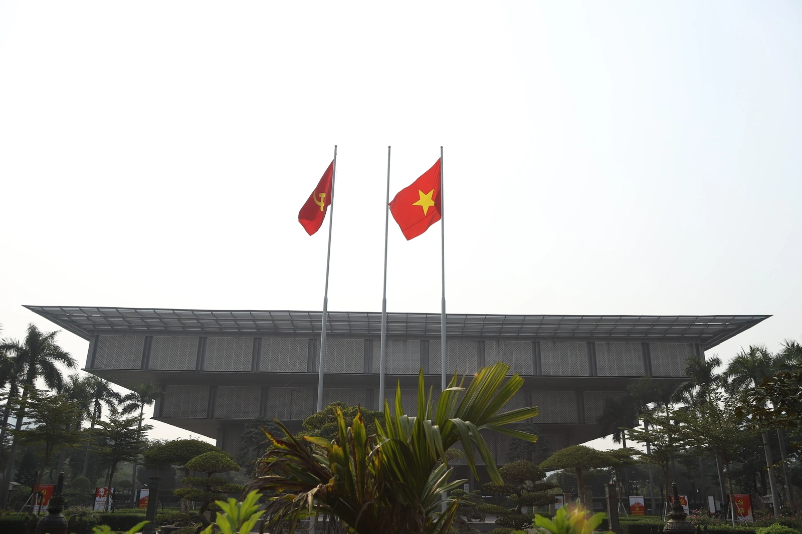 Hà Nội rực rỡ sắc đỏ cờ Đảng, cờ Tổ quốc chào mừng Đại hội XIV