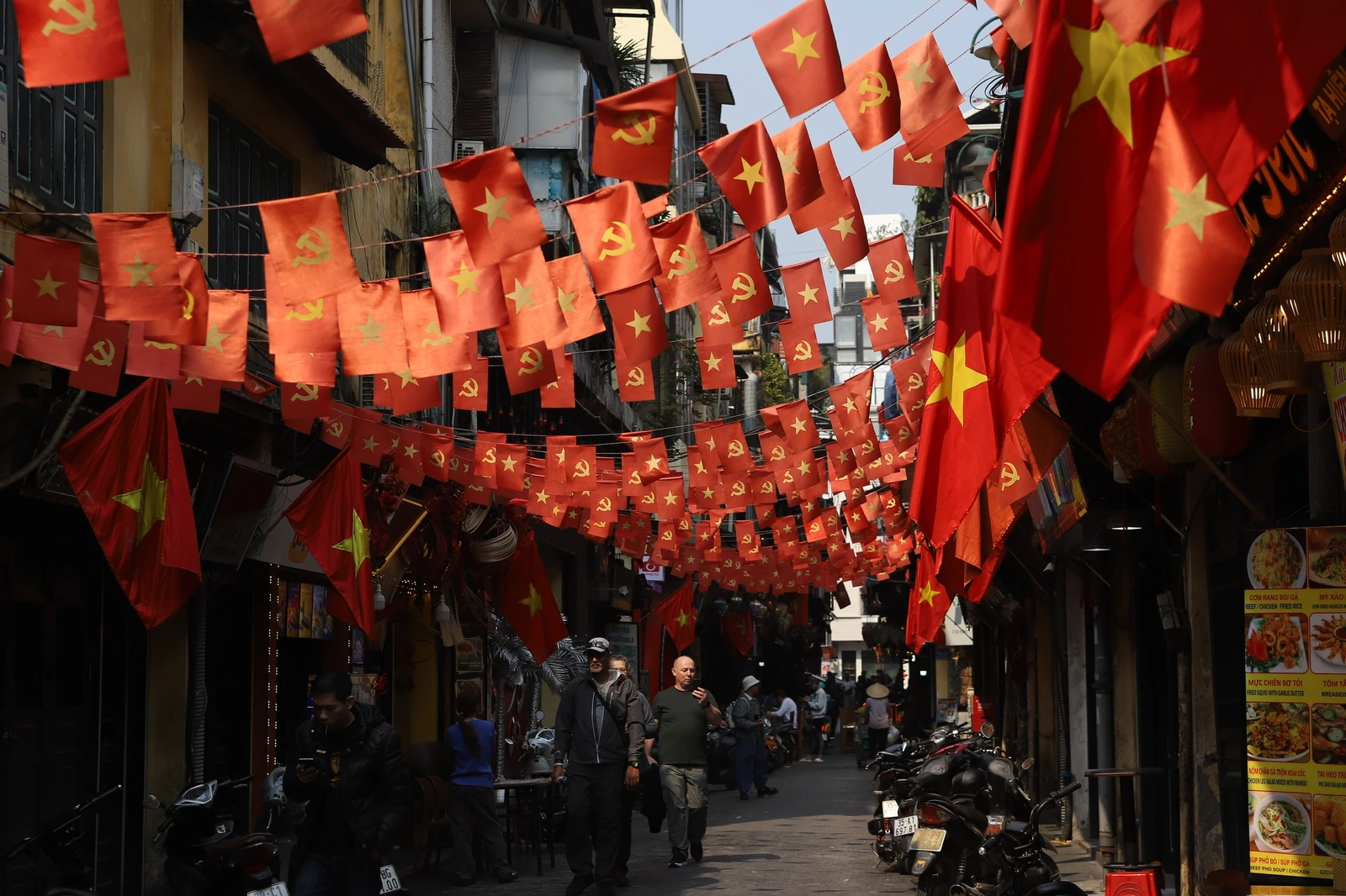 Hà Nội rực rỡ sắc đỏ cờ Đảng, cờ Tổ quốc chào mừng Đại hội XIV