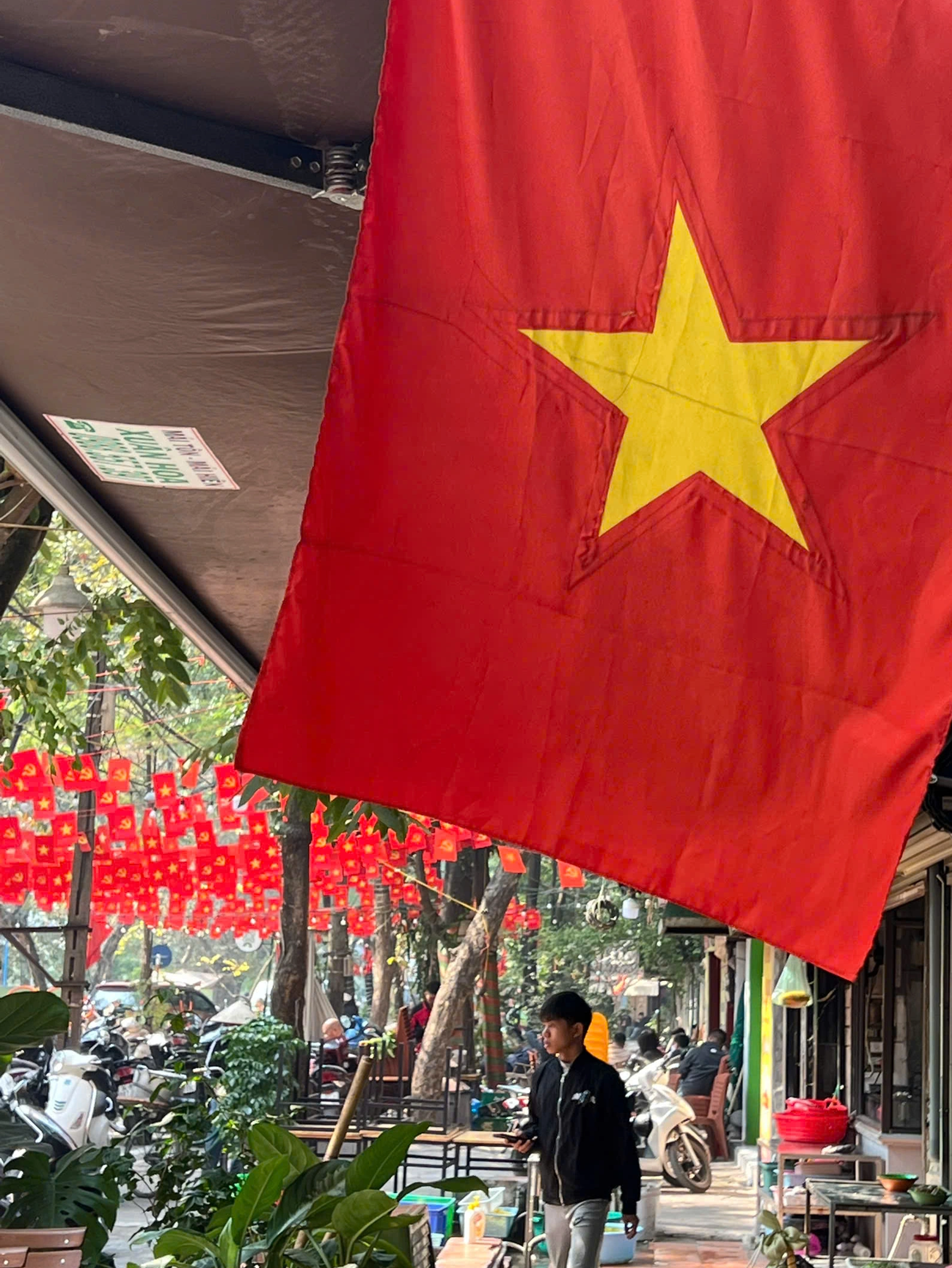 Hà Nội rực rỡ sắc đỏ cờ Đảng, cờ Tổ quốc chào mừng Đại hội XIV